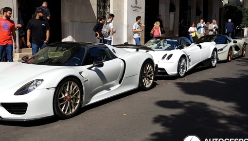 Bộ 3 siêu xe triệu đô cực hiếm thả dáng trên đường phố của Paris, ấn tượng nhất là màu sơn trắng