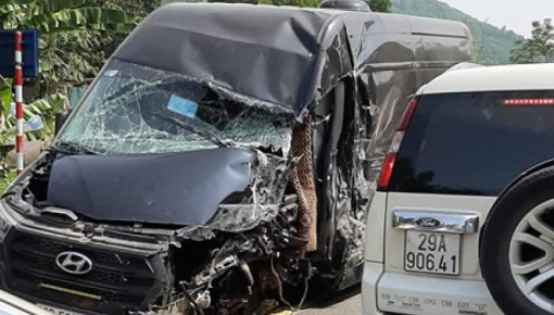 Video ô tô khách Hyundai Solati lấn làn, va chạm với xe container tại Lạng Sơn khiến 1 tài xế bị thương nặng