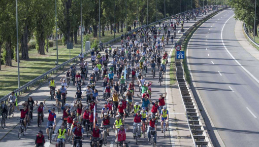 Khoảng 25.000 người biểu tình đã đi xe đạp tới Triển lãm Ô tô Frankfurt 2019 và lên tiếng vì môi trường