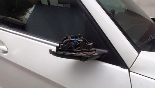 Mercedes-Benz E 200 bị “vặt gương”, đại lý báo giá phụ tùng thay thế tới 100 triệu đồng