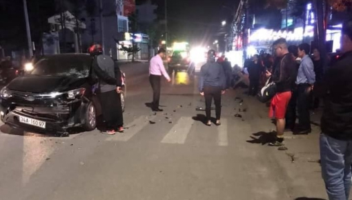 Video: Yamaha Exciter vượt đèn đỏ, tông trực diện ô tô khiến 2 người bị thương tại Quảng Ninh