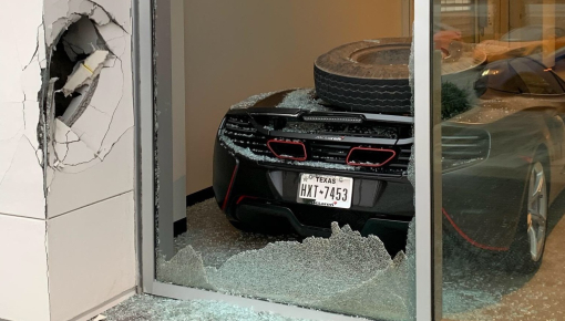 Bánh xe đầu kéo văng vỡ cửa kính của đại lý ô tô, làm hỏng siêu xe McLaren 650S của ngôi sao bóng chày