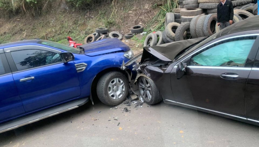 Hoà Bình: Xe bán tải Ford Ranger xảy ra va chạm với Mercedes-Benz S500, cả hai xe đều hư hỏng nặng