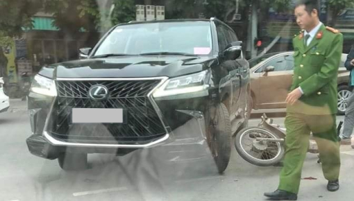 Hết "nữ Ninja" giờ đến lượt xe máy tông vào Lexus LX570 Super Sport ở Thanh Hoá