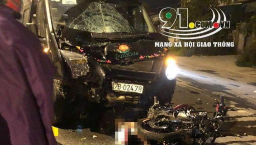 Nghệ An: Yamaha Exciter đối đầu xe đưa đón học sinh, 2 thanh niên tử vong tại chỗ