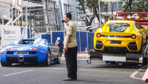Bugatti Veyron và Ferrari F12tdf của nhà giàu Indonesia bất ngờ "chạm mặt" nhau trên đường