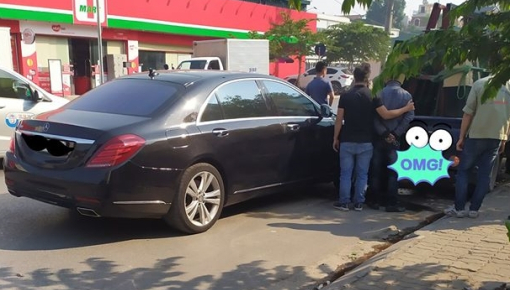 Hà Nội: Tài xế thiếu quan sát tông Mercedes-Benz S500 vào đuôi xe tải nhỏ đỗ bên đường