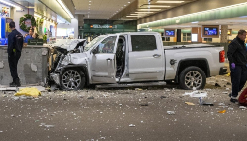 Xe bán tải lao từ cao tốc vào sân bay, gây thiệt hại gần 6 tỷ đồng