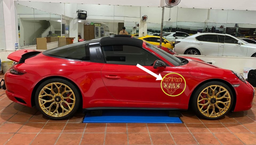 Porsche 911 Targa 4 GTS được chủ lên áo mới đón Tết, logo dưới đế giày của Gucci mới là điểm nhấn