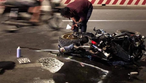 Bình Dương: Honda CBR1000RR trị giá vài trăm triệu đâm vào cột điện vỡ nát