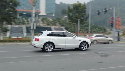 Xe nhà giàu Bentley Bentayga lăn bánh tại Lào Cai