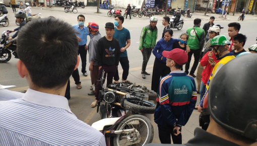 Hà Nội: Honda CB150R tông vào Honda Dream khiến 1 người bị thương nặng