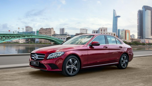 Giá cao hơn chỉ 160 triệu đồng, Mercedes-Benz C 180 có đủ sức hút để “giật khách” của Toyota Camry?