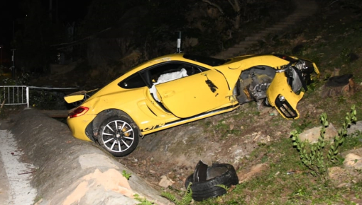 Tránh chó chạy rông trên cao tốc, tài xế điều khiển xe Porsche Cayman gặp nạn nghiêm trọng