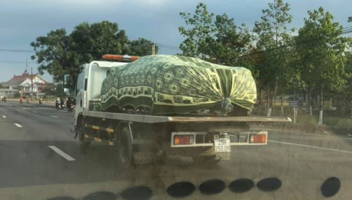 Nhìn ảnh này liệu bạn có đoán đúng siêu xe nào đang trùm bạt nằm trên xe chuyên dụng?