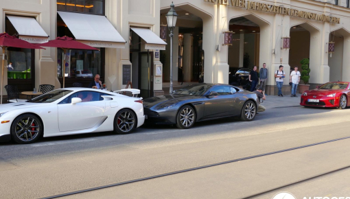 Hai chiếc siêu xe Lexus LFA cực hiếm đỗ cùng trên một con đường
