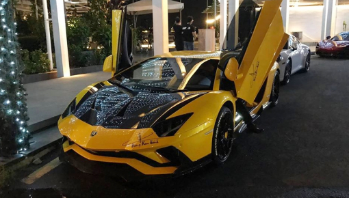 Dàn siêu xe của đại gia Việt tụ tập tại quận 1 vào ngày cuối cùng của tháng 5, Aston Martin DB11 là nhân tố vừa lạ vừa quen