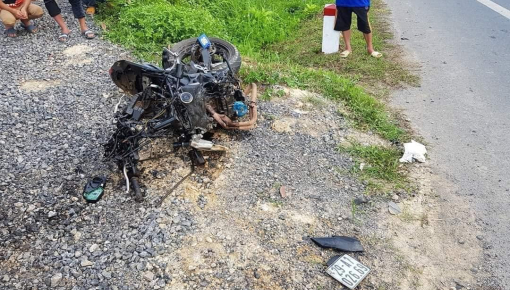 Mô tô phân khối lớn thành đống "sắt vụn" sau cú đâm đấu đầu ô tô trên đường Thái Nguyên - Bắc Kạn