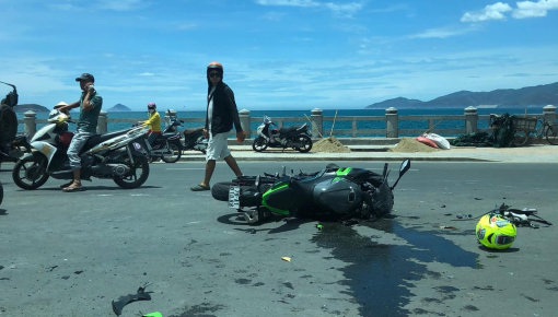 Nha Trang: "Ông Tây" điều khiển xe phân khối lớn Kawasaki Ninja 400 gặp tai nạn trên đường ven biển