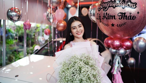 Á hậu Lý Kim Thảo tậu chiếc ô tô đầu đời là Mercedes-Benz C300 AMG 2020, giá 1,93 tỷ đồng