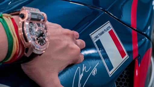 Đại gia Minh "Nhựa" khoe khéo đồng hồ 9,6 tỷ đồng bên dàn siêu xe của mình