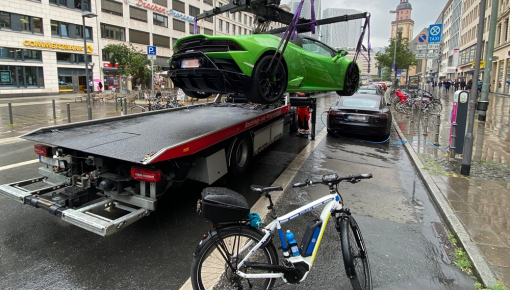 Cảnh sát Đức vào việc rất nhanh khi "cẩu" siêu xe Lamborghini Huracan EVO Spyder đỗ tại trạm xe điện