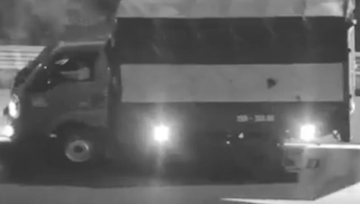Video: Lợi dụng trời tối, tài xế cho xe tải chạy ngược chiều và đi lùi trên cao tốc Hà Nội - Hải Phòng