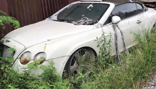 Bentley Continental GTC hàng hiếm ở Việt Nam được che đậy bằng tấm tôn cũ chắp vá