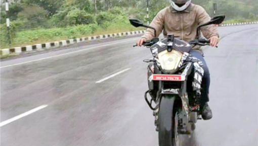 KTM 250 Adventure vẫn sử dụng đèn halogen, chưa được trang bị đèn LED