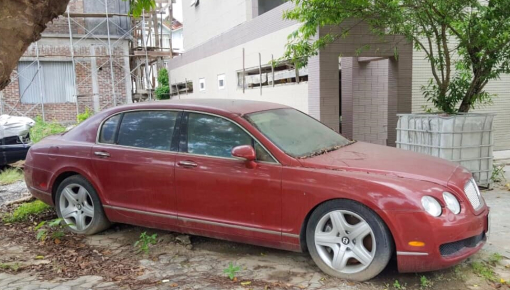 Xe Bentley nhiều năm "làm bạn" với bụi dưới gốc cây tại Hải Phòng nay ngoại thất đã quá khác biệt