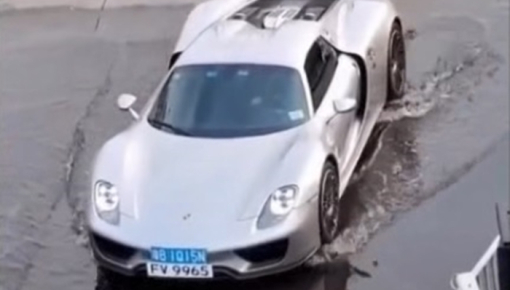 Đại gia rón rén cho Porsche 918 Spyder "bò qua" vũng nước đọng