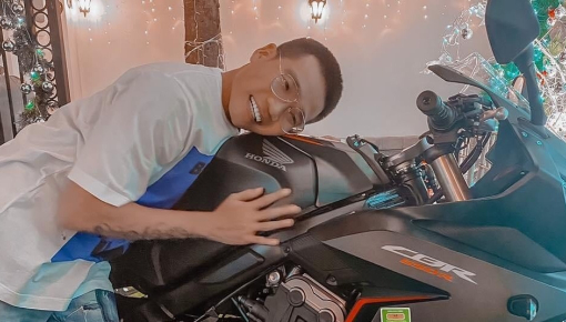 Rapper Wowy được bạn thân tặng xe mô tô Honda CBR650R trị giá 254 triệu đồng nhân dịp Giáng sinh