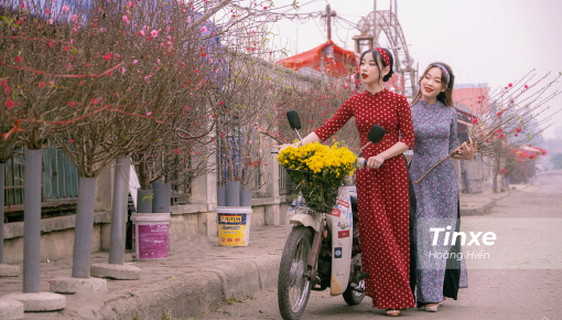 Cặp đôi thiếu nữ thướt tha áo dài đón xuân cùng Honda Super Cub 90