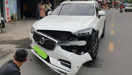 Đà Nẵng: Va chạm với xe bán tải, Volvo XC60 bung cản va trước