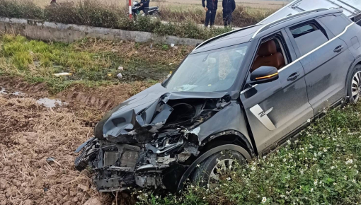 Bắc Ninh: SUV Trung Quốc Zotye Z8 va chạm với ô tô tải sang đường, 2 xe cùng lao xuống ruộng