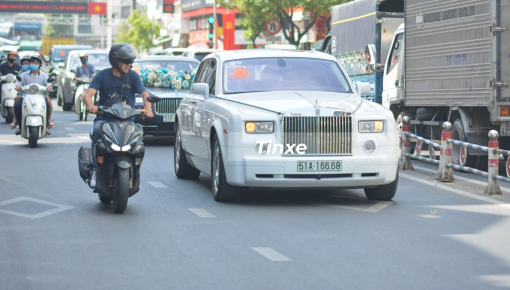 Phản ứng của người đi đường khi thấy dàn xe hơn 100 tỷ đồng của Phan Thành đi rước dâu
