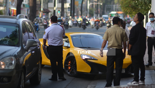 Khoảnh khắc quay bạn bè lái siêu xe mui trần McLaren 650S Spider đến nhà Phan Thành để đi rước dâu