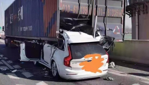 Video SUV hạng sang Volvo XC90 rúc gầm xe container đang đỗ khiến cư dân mạng thắc mắc