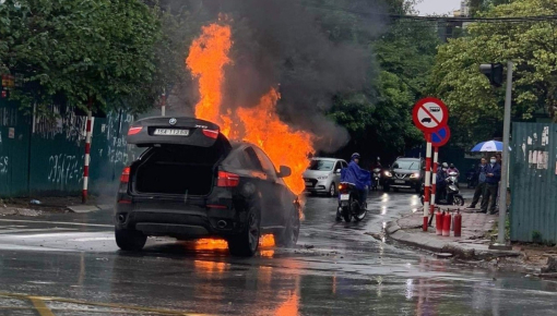 Hà Nội: SUV hạng sang BMW X6 bốc cháy ngùn ngụt giữa trời mưa vào ngày 28 Tết