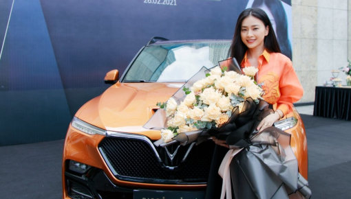 "Đả nữ" Ngô Thanh Vân nhận "xe chủ tịch" VinFast President vào đúng ngày sinh nhật