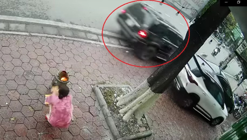 Video: Tài xế lái Ford Escape lao vào vỉa hè, tông liên hoàn 2 ô tô đang đỗ rồi bỏ chạy tại Hải Phòng