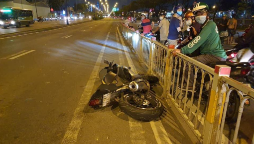 Giả vờ giúp đỡ thanh niên đi mô tô Yamaha R15 bị tai nạn, người đàn ông lấy luôn điện thoại của nạn nhân