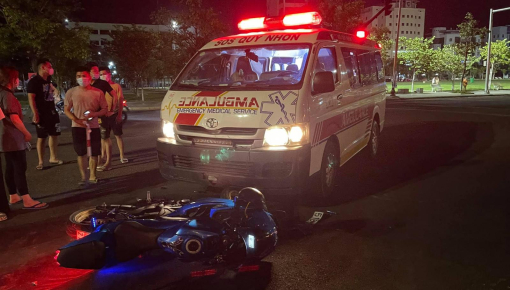 Video: Thanh niên đi mô tô Suzuki GSX-R150 va quệt với xe máy rồi tông vào xe cứu thương