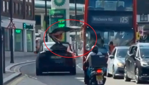 Video: Không đóng cửa "cánh chim" khi chạy trên đường, Tesla Model X làm vỡ kính lái của xe buýt