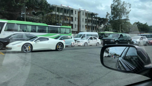 "Chạm mặt" Ferrari 458 Spider ngay trạm đăng kiểm, nhẹ nhàng cách xe hơn 20 mét