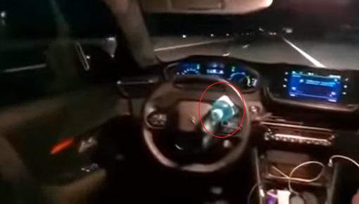 Video: Dùng chai nước kẹp vào vô lăng để đánh lừa hệ thống ADAS của Peugeot 508, người lái nhận cái kết "đắng"