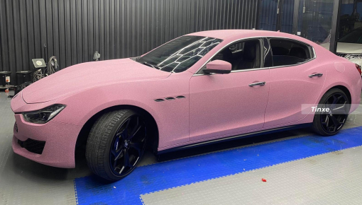 Chủ xe diện áo mới cho Maserati Ghibli để đón Noel, màu sắc không thể nổi bật hơn nữa