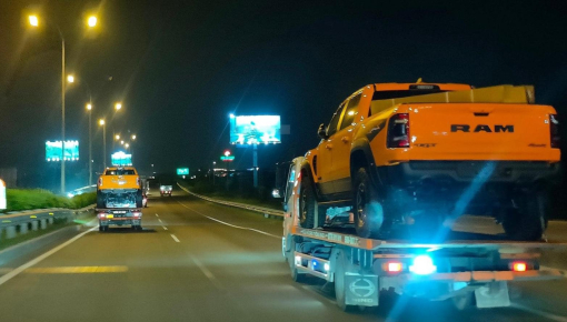 Cặp đôi siêu bán tải Ram 1500 TRX về Việt Nam với màu sơn nổi bật, giá bán cao hơn cả xe Range Rover chính hãng