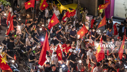 Vỡ òa trong niềm vui vô địch SEA Games 2022, người dân Thủ đô tràn ra đường ăn mừng