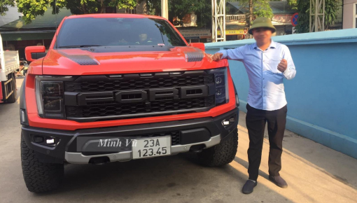 Siêu bán tải Ford F-150 Raptor 2022 đi cùng siêu biển sảnh ở Hà Giang khiến cư dân mạng phán: "Đã giàu còn hên"